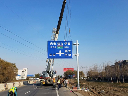 张掖张掖道路护栏网网片该如何进行正确的选购呢？